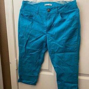 Riders by lee mid rise capris 12
